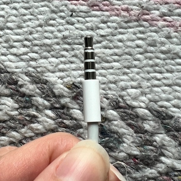 Apple Earphones with Remote and Mic for iPhone, iPod Touch, iPad (MB770G/A) - Picture 7 of 9